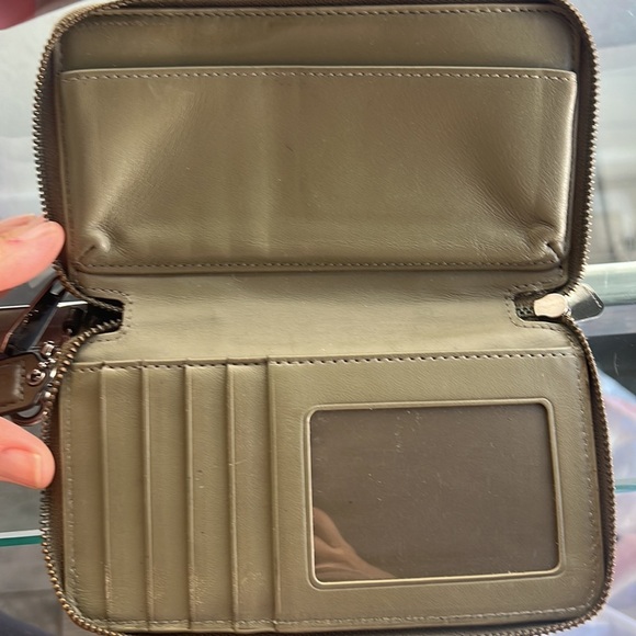 Coach Large Wallet EUC Olive Color Womens Clutch - Picture 4 of 15